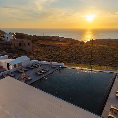 Serenita Luxury Suites Akrotiri  Exterior photo