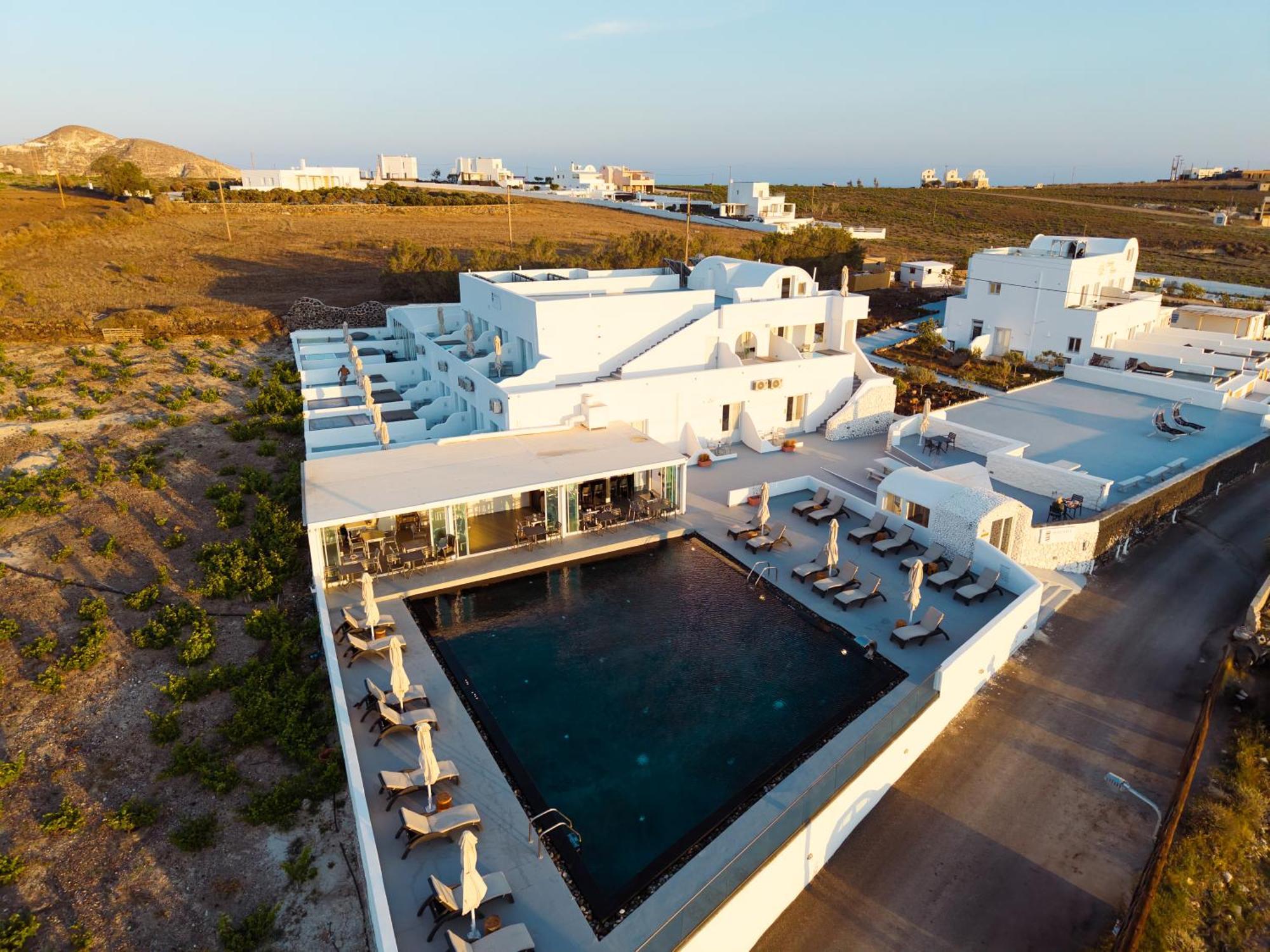 Serenita Luxury Suites Akrotiri  Exterior photo