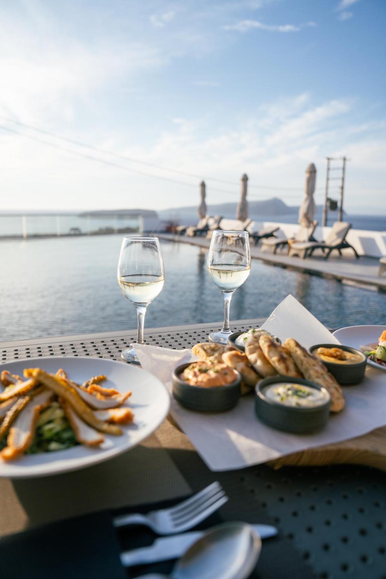 Serenita Luxury Suites Akrotiri  Exterior photo
