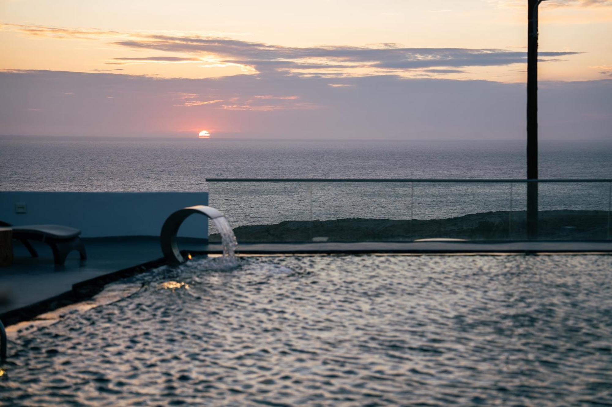 Serenita Luxury Suites Akrotiri  Exterior photo